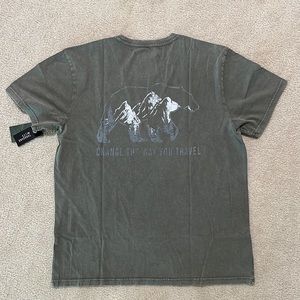 NWT gray vintage wash “Change the way you travel” bear and mountain T-shirt